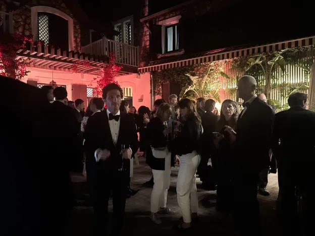 Cocktail en terrasse, villa de nuit
