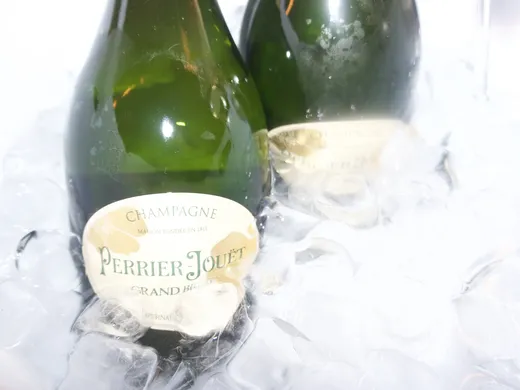 Bouteilles de champagne dans la glace