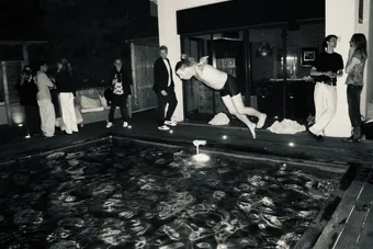 Piscine de nuit, noir et blanc