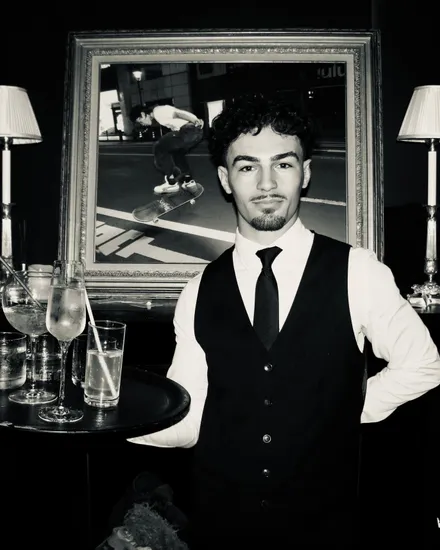 Barman au comptoir, noir et blanc