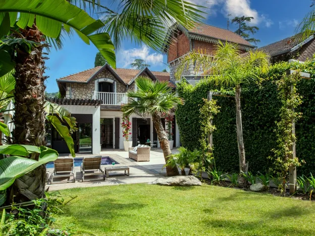 La villa de jour, jardin et palmiers