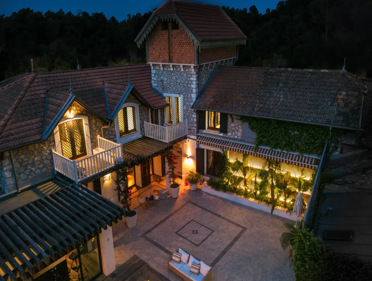 La villa de nuit, vue aérienne, fenêtres éclairées