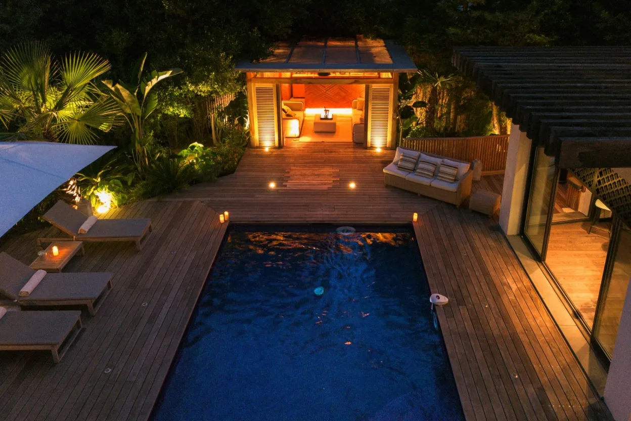 Piscine éclairée au crépuscule